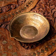 ディヤ Diya ネパールのブラス製オイルランプ 直径6.5cm〜7cm / 礼拝用品 小皿 小物入れ 真鍮 インド お…