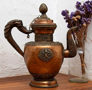 【送料無料】 【1点物】吉兆模様入り銅製カルワ karuwa ネパール伝統の水差し 高さ37cm程度 / 計量カップ 調理器具 インド 食器 アジアン食品 エスニック食材 食材【レビューで1000円クーポン