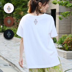 刺繍インナーTシャツ ／ トップス カットソー レディース 春 夏 半袖 ワンポイント 刺繍 幾何学柄 配色ステッチ ベーシック レイヤード シンプル 無地 ホワイト ブラウン ブラック カジュアル エスニック チチカカ TITICACA