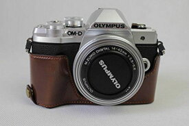 Olympus オリンパス OM-D E-M10 Mark III OM D E M10 Mark III 半カメラカバー 半カメラケース、Koowl手作りのトップクラスのPUレザーカメラボディージャケット、保護袋、台座の透かし彫り＋ハンドストラップ（カメラストラップ）、防水、防振、ポータブル (コーヒー色)