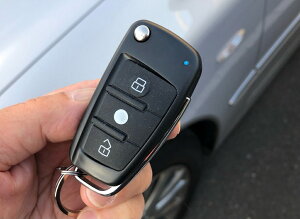 デザインを一新!操作性をアップ!かさばらずスマートに!リモコンに重厚感!質感&強度を重視!メタルデザイン!人気の青色LEDを採用!キ一体型リモコンドアロックメタルデザイン キー