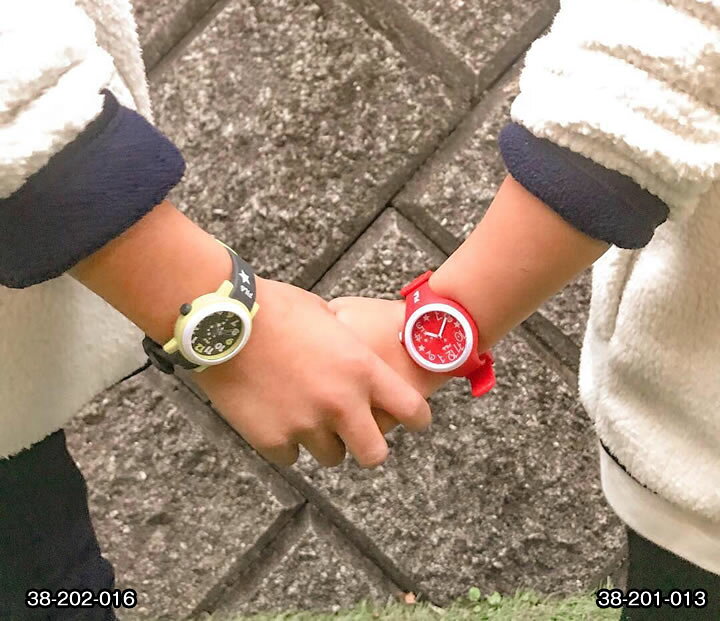 楽天市場 外装訳あり Fila フィラ 時計 レディース キッズウォッチ 腕時計 子供 男の子 女の子 おそろい リンクコーデ お揃い アナログ 黒 ブラック 白 ホワイト 赤 レッド 青 ネイビー ピンク ブランド腕時計通販の加藤時計店 楽天市場 外装訳あり Fila フィラ 時計 レディース キッズウォッチ 腕時計 子供 男の子 女の子 おそろい リンクコーデ お揃い アナログ 黒 ブラック 白 ホワイト 赤 レッド 青 ネイビー ピンク ブランド腕時計通販の加藤時計店