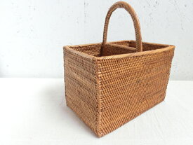 アタ製持ち手付きラック【幅22cm　高さ15cm】マルチラック リモコンスタンド 籠 ナチュラル おしゃれ 収納ラック 収納カゴ 収納かご バリ雑貨 インテリア リゾート バリ島 アタ製品 ブラウン 藤 ラタン ハンドメイド 工芸