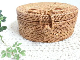 アタ製円形ボックス/菱形模様/リボンフック【直径約20cm】裁縫箱 ソーイングボックス 裁縫バスケット ソーイングボックス 蓋付き ふたつき 収納かご 収納ボックス かご カゴ 小物入れ インテリア おしゃれ かわいい ナチュラル バリ雑貨 アタ製品 アタ製かご