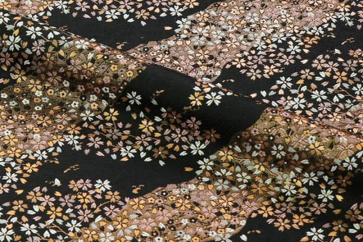 和柄立体黒地清流に可憐な桜舞う