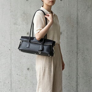 ���]���}���W�F�� MAISON MARGIELA �V�����_�[�o�b�O 5AC SHOULDER EASTWEST SB1ZH0007 P8833 T8013 BLACK [2026AW]