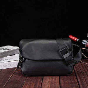 メンズ ショルダーバッグ 斜め掛け 鞄 男性用 普段使い 軽量 ブラック 無地 PVC 10インチタブレット