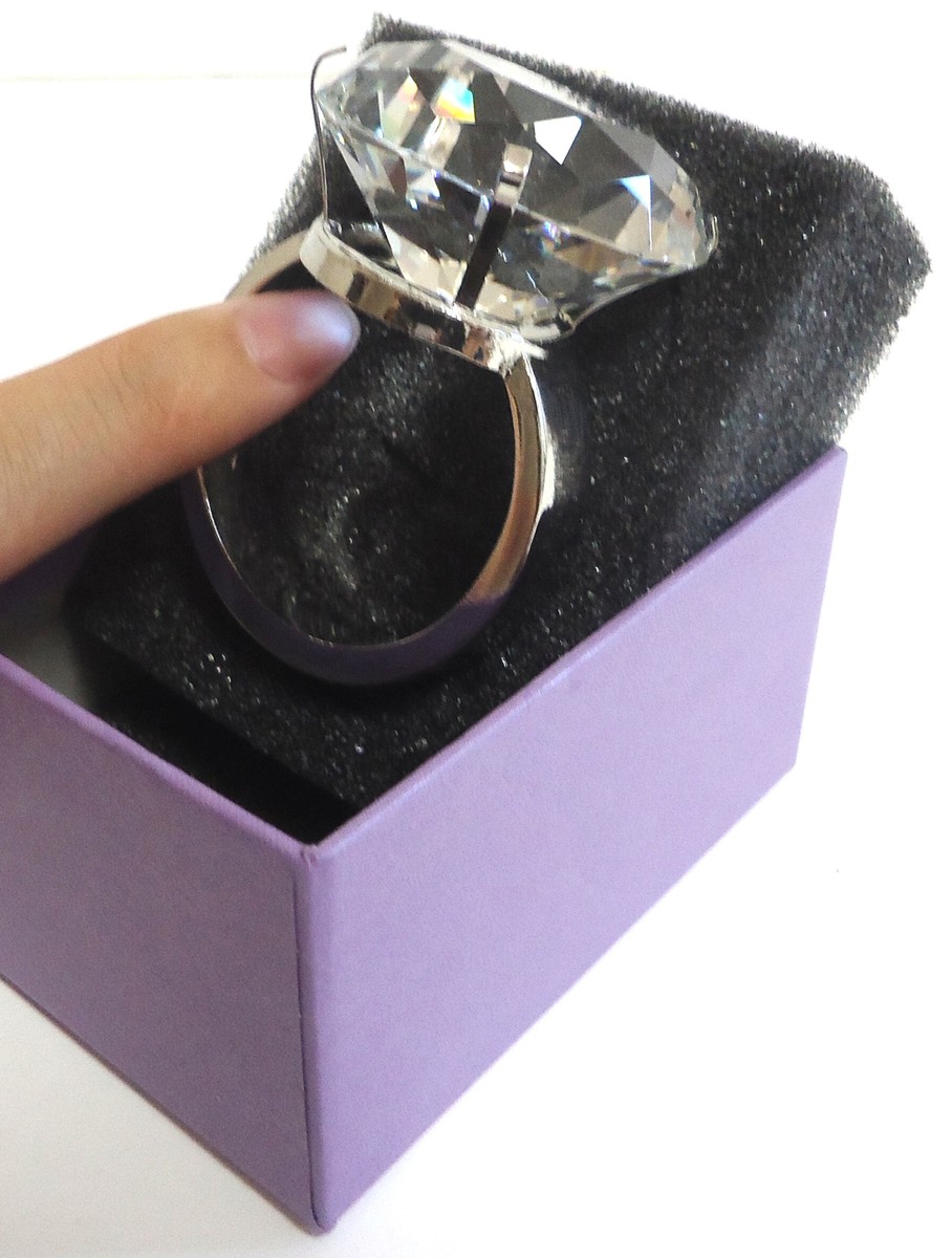 結婚指輪はあなたと同じぐらいの輝きのものを選びましょう 超巨大 ダイヤ風 リング サプライズ プレゼント お祝い ギフト プロポーズ 演出 40mm しあわせ倉庫 おもちゃ 小道具 用品 マジック ゆびわ おもしろいグッズ 指輪 宝石 面白い 新作続 アクリル 手品 おもちゃの