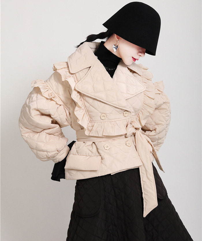 フリルキルティングジャケット レディース ジャケット ショート丈 アウター キルティングコート 長袖 中綿 ウエストリボン ブラック ベージュ 冬  冬物 体型カバー きれいめ 大人かわいい かわいい おしゃれ レディース　送料無料 プレゼント | とらみ