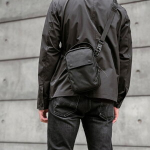 �y���K�i�z�u���b�N�G���o�[ BLACK EMBER KOMPAK �R���p�b�N �V�����_�[�o�b�O ���� �|�[�` �R���p�b�N �{�f�B�o�b�O 7220033 NV2 [���b�s���O����]���K�̔��X ���̓� �v���[���g ����������