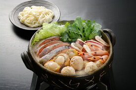 【期間限定 ポイント還元中】 送料無料 北海道名物 石狩鍋 秋鮭切身40g×3切、ボイル海老×6尾、ボイル帆立×3個、かに入つみれ×3個、えび入つみれ3個、ツボ抜きいか100g×1尾、冷凍うどん250g×1玉、たれ（濃縮：味噌仕立て）50g×2袋 お取り寄せ ギフト 詰合せ