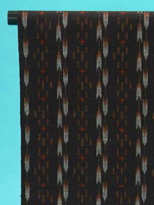 訳あり 十日町紬 反物(正絹) こげ茶地に矢羽 店舗キャリー在庫 カジュアル お稽古 ショッピング ランチ 着付け教室 たんもの 着尺 送料無料 送料込み