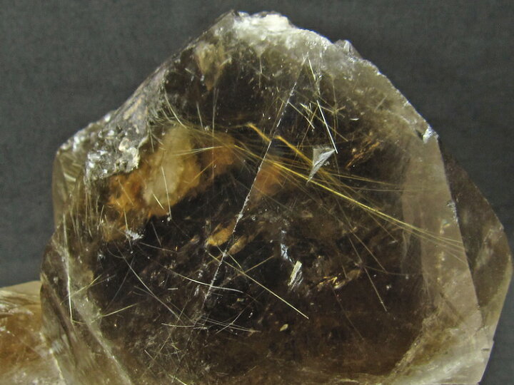 楽天市場】3.7Kg スモーキークォーツ 原石 虹入り ルチルクォーツ入り  