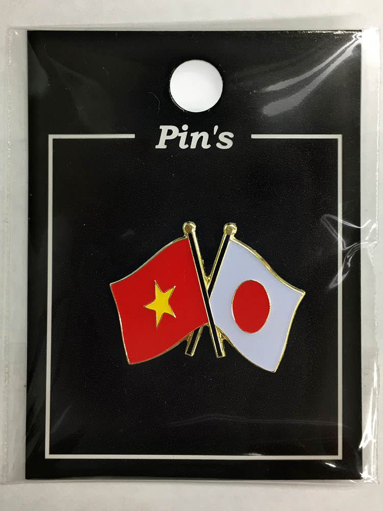 スーツやキャップやバッグに付けてオシャレ おトク ピンバッジ2ヶ国友好 日本国旗 高価値セリー 約20×20mm ベトナム国旗