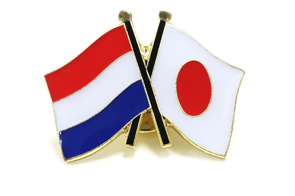 【一部予約販売中】 スーツやキャップやバッグに付けてオシャレ ピンバッジ2ヶ国友好 日本国旗 オランダ国旗 81%OFF 約20×20mm