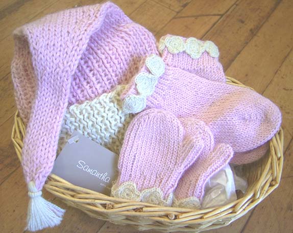 かわいい手編みのニット3点セット ベビーアルパカ 100％ 完売 手編み ニット セール 靴下 手袋 ピンク 帽子 3点セット