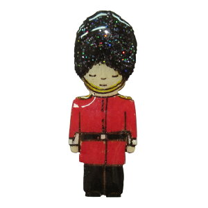 ハンドメイド ピンバッジ 木製 近衛兵 英国製 ベクベクメイクス ピンブローチ ピンズ 欧州雑貨 手作り おしゃれ かわいい 軽い Bekbek Makes バッキンガム宮殿 ロイヤルガード メール便OK