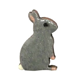 ハンドメイド ピンバッジ 木製 座りうさぎ 英国製 ベクベクメイクス ピンブローチ ピンズ 欧州雑貨 手作り おしゃれ かわいい 軽い Bekbek Makes 動物 兎 ウサギ メール便OK