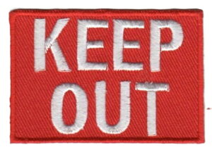 byu KEEP OUT vCXg̎hJby