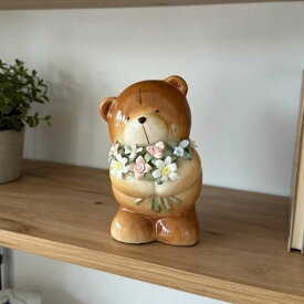 花束を抱えたクマ 置物 熊 陶器 花 オブジェ インテリア 雑貨 海外 セラミック ギフト プレゼント 女性 母の日 誕生日 飾り かわいい 玄関 キッチン 子ども部屋 アメリカン