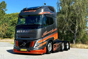 【予約】2026年発売予定 GULDAGER VOLVO FH AERO GLOBETROTTER XL 6x2 ツインステア トラクタ / WSI 1/50 建設機械模型 工事車両