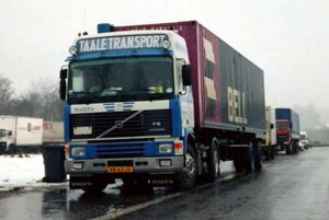 y\z2026N\ TAALE TRANSPORT VOLVO F12 GLOBETROTTER 4X2 NVbNReig[[ 3 + 2X 20FTRei g[[ / WSI 1/50 ݋@B͌^ Hԗ