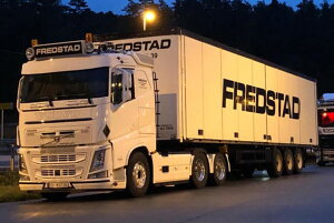y\z2026N\ FREDSTAD VOLVO FH4 X[p[Lu 6X2 ^OANX Ⓚg[[ 3 g[[ / WSI 1/50 ݋@B͌^ Hԗ