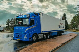 【予約】2026年発売予定 JANSEN URK VOLVO FH エアロ グローブトロッター XL 6X2 ツインステア 冷凍トレーラー 3軸 トレーラー / WSI 1/50 建設機械模型 工事車両