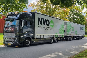 �y�\��z2026�N�����\�� Volvo�{���{ FH5 GLOBETROTTER XL 6X2 RIGED TRUCK ROAD TRAIN Tuinstra Transport / WSI 1/50 ���݋@�B �͌^