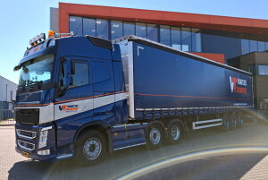 �y�\��z2026�N�����\�� Volvo�{���{ FH4 GLOBETROTTER 6X2 TWIN STEER �J�[�e���T�C�_�[�g���[���[ 3 AXLE Vaartjes Transport / WSI 1/50 ���݋@�B �͌^