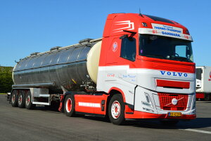 �y�\��z2026�N�����\�� Volvo�{���{ FH AERO GLOBETROTTER XL 4X2 TANK TRAILER - 3 AXLE Wetter / WSI 1/50 ���݋@�B �͌^