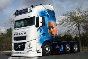 �y�\��z2026�N�����\�� Volvo�{���{ FH AERO GLOBETROTTER XL 6X2 TWIN STEER Kenny Coin / WSI 1/50 ���݋@�B �͌^