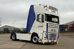 �y�\��z2026�N�����\�� Volvo�{���{ FH5 GLOBETROTTER XL 4X2 ���[�t�@�[�g���[���[ 3�� VDH / WSI 1/50 ���݋@�B �͌^