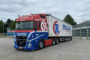 �y�\��z2026�N�����\�� Volvo�{���{ FH AERO GLOBETROTTER 6X2 TAG AXLE MOVING FLOOR TRAILER - 4 AXLE Rygaard / WSI 1/50 ���݋@�B �͌^