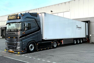 �y�\��z2026�N�����\�� Volvo�{���{ FH5 GLOBETROTTER XL 4X2 ���[�t�@�[�g���[���[ 3 AXLE Bouillon / WSI 1/50 ���݋@�B �͌^