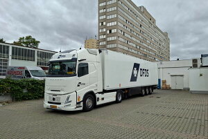 �y�\��z2026�N�����\�� Volvo�{���{ FH AERO GLOBETROTTER XL 4X2 ���[�t�@�[�g���[���[ 3 AXLE DFDS / WSI 1/50 ���݋@�B �͌^