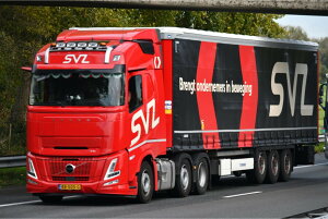 �y�\��z2026�N�����\�� Volvo�{���{ FH AERO GLOBETROTTER 6X2 TWIN STEER CURTAINSIDE TRAILER 3 AXLE SVZ / WSI 1/50 ���݋@�B �͌^