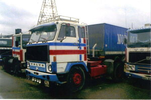 y\zFAIRWEATHER VOLVO F89 4X2 CLASSIC CURTAINSIDER TRAILER 3 gbN/WSI 1/50 ݋@B͌^ Hԗ