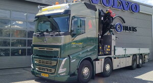 �y�\��z2025�N�����\��ALBERT VAN DE SCHEUR BV VOLVO FH5 GLOBETROTTER 8X2 TAG AXLE RIGED FLATBED TRUCK 8X2 TAG AXLE WITH FASSI 1300 + JIB �g���b�N/WSI 1/50 ���݋@�B�͌^ �H���ԗ�