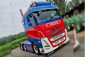 【予約】12月以降発売予定 M. VAN DE VOOREN TRANSPORT VOLVO FH5 スリーパーキャブ 6x2 ツインステア トラック / WSI 1/50 建設機械模型 工事車両