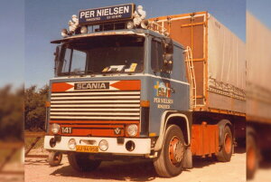 y\z2025N\ PER NIELSEN SCANIA 1V[Y 4×2 gN^wbh gbN / WSI 1/50 ݋@B͌^ Hԗ