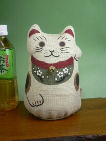 39送料無料 麻 人形 招き猫 M 三毛猫 大入り巾着付き　縁起物【HLS_DU】 画 プレゼント アニマル 猫　布製