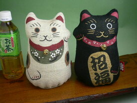 39送料無料（ペア招き猫　M）大入り巾着付き　2匹セット　三毛猫　黒猫　金運　招福　縁起物　セットでお得！【HLS_DU】_ プレゼント アニマル