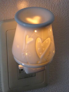 陶器製 プレシャス ミニ アロマライト ラヴハート ハートマークが浮かぶ アロマランプ 瀬戸焼 日本製 瀬戸物 フットライト コンセントライト ナイトライト ラブハート ハート 女性 プレゼン