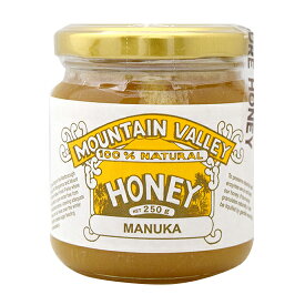 マウンテンバレー マヌーカ蜂蜜 250g×2本。人間の手を加えてない自然からの贈り物。自然の中に自生するマヌーカの蜂蜜です。一般的なハチミツのおよそ100倍の抗菌力があるといわれています。