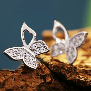IUHA 繊細な輝き S925シルバー製 蝶 バタフライ ピアス スワロフスキー社製クリスタル swarovski 金属アレルギーと変色防止 ,052iuhat