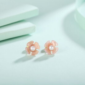 日本製 (イウハ) IUHA 【季節の花】ヒナソウ（雛草） 天然貝 お花 ピアス 花びら 天然シェル 金属アレルギー対応 変色防止 iuha1031810016