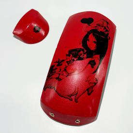 ≪アウトレット品≫ 津軽三味線用【 胴掛・天神セット メタリック 赤x猫と少女(紐付) 】胴掛け紐付き