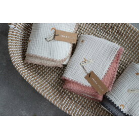 ゴールドの刺繍糸。6重ガーゼブランケット星と月の刺繍　Lサイズ（約140×85cm）星月　刺繍　ガーゼ　ブランケット　おくるみ　ギフト　出産祝い　韓国製　TRICK HOLIC　トリックホリック