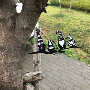 金属の顔のない庭のノームのシルエットの装飾的な木のガレージの裏庭